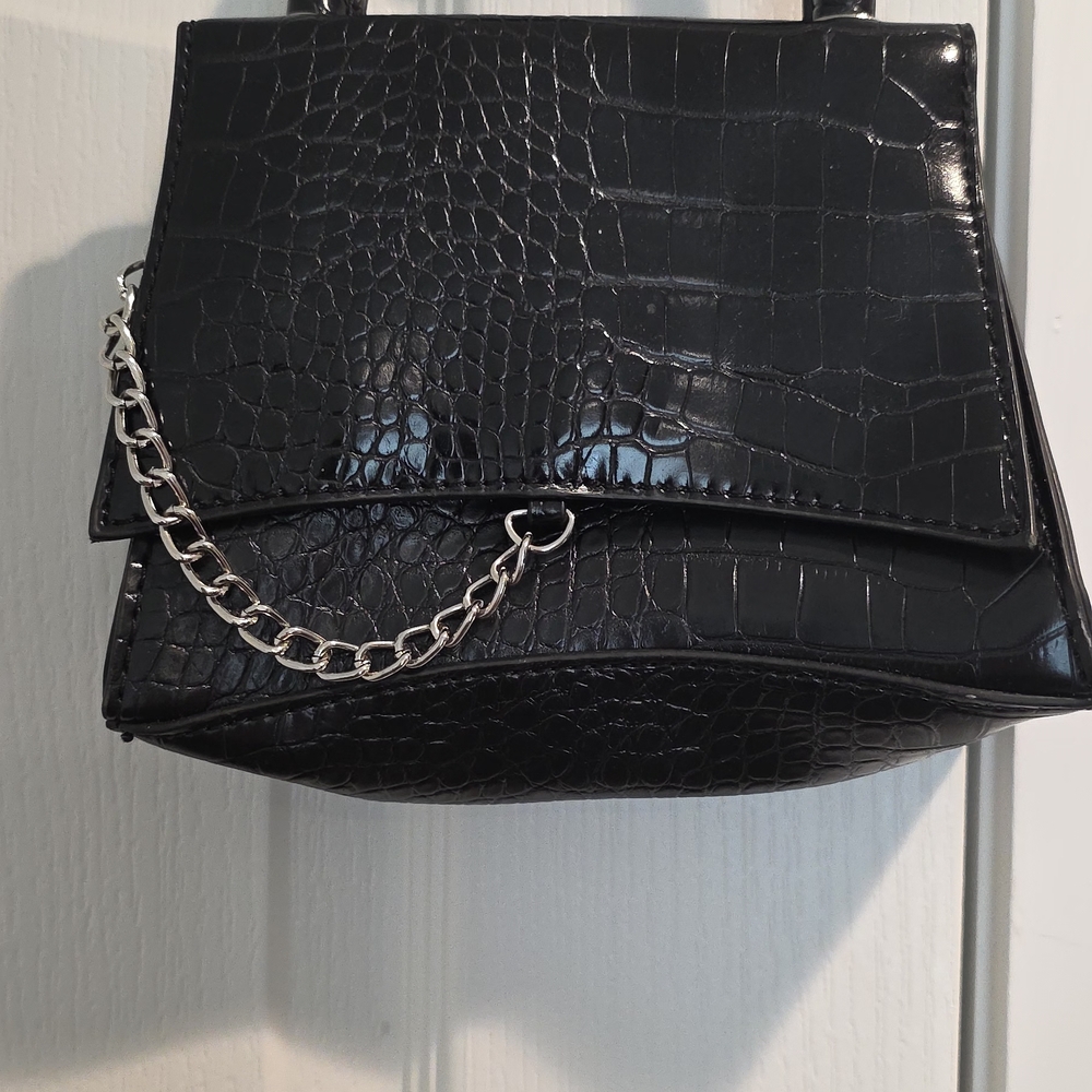 Elegant Black Croc-Embossed Handbag